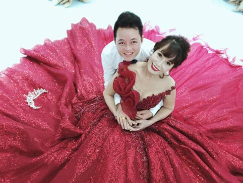 Chả ngại hôn công khai còn khoe ảnh ôm ấp tắm biển, dân mạng ngán tận cổ với cô dâu 61 tuổi: Bình yên hưởng hạnh phúc đi-4