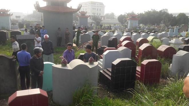 Gần trăm ngôi mộ bị đập vỡ bát hương trong đêm-1