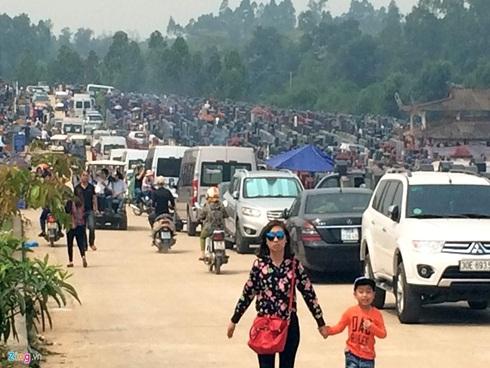 Gần trăm ngôi mộ bị đập vỡ bát hương trong đêm-3