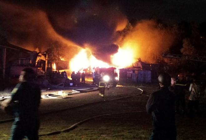 Cháy kho sơn trong khu công nghiệp ở Đà Nẵng-1