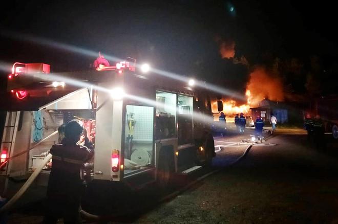 Cháy kho sơn trong khu công nghiệp ở Đà Nẵng-2