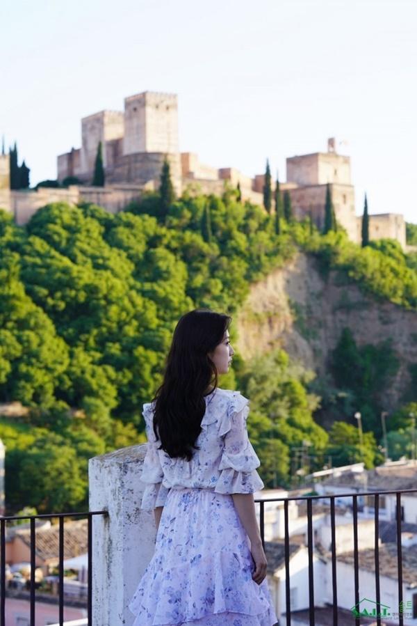Park Shin Hye xinh đẹp tựa nữ thần, chơi bóng đá trên phim trường Memories Of The Alhambra-6