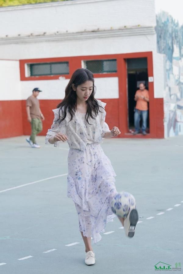 Park Shin Hye xinh đẹp tựa nữ thần, chơi bóng đá trên phim trường Memories Of The Alhambra-3