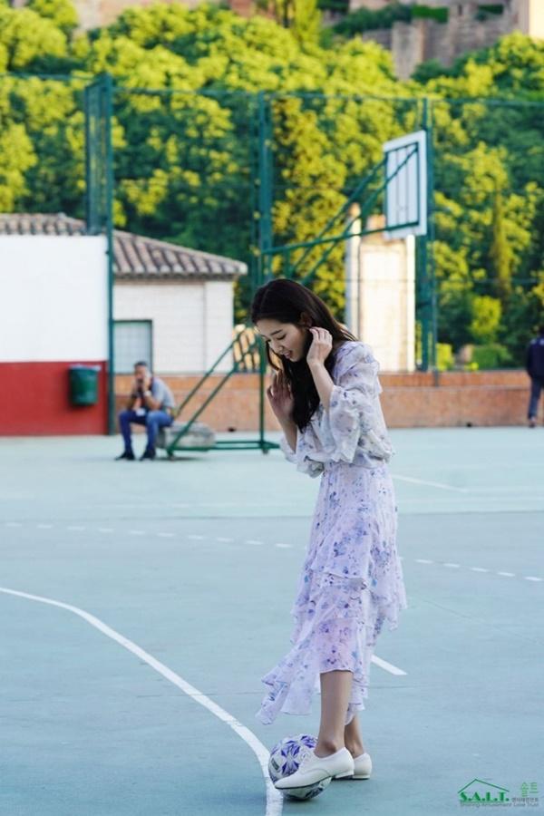 Park Shin Hye xinh đẹp tựa nữ thần, chơi bóng đá trên phim trường Memories Of The Alhambra-4