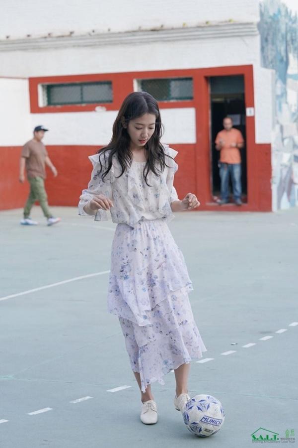 Park Shin Hye xinh đẹp tựa nữ thần, chơi bóng đá trên phim trường Memories Of The Alhambra-5