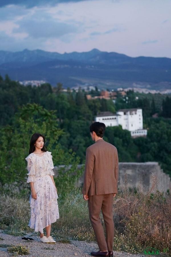 Park Shin Hye xinh đẹp tựa nữ thần, chơi bóng đá trên phim trường Memories Of The Alhambra-10