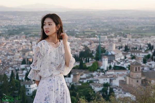 Park Shin Hye xinh đẹp tựa nữ thần, chơi bóng đá trên phim trường Memories Of The Alhambra-11