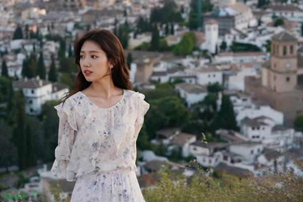 Park Shin Hye xinh đẹp tựa nữ thần, chơi bóng đá trên phim trường Memories Of The Alhambra-12