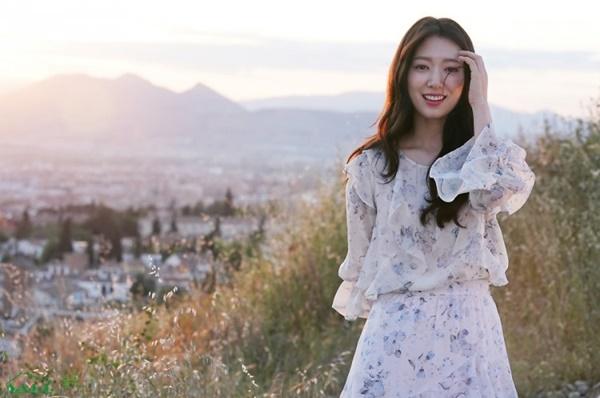 Park Shin Hye xinh đẹp tựa nữ thần, chơi bóng đá trên phim trường Memories Of The Alhambra-13
