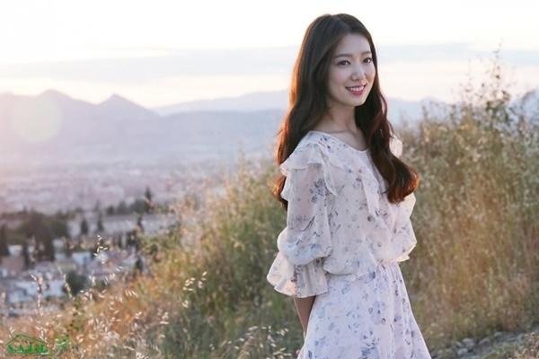 Park Shin Hye xinh đẹp tựa nữ thần, chơi bóng đá trên phim trường Memories Of The Alhambra-14