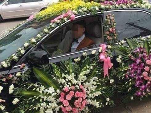 Trang trí xe hoa theo phong cách lấp đầy chỗ trống, chú rể khiến dân mạng bán tán xôn xao