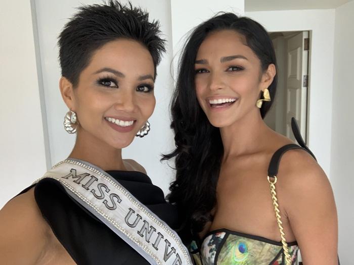 Chiều cao HHen Niê nổi bật hơn hẳn khi đọ sắc với đối thủ tóc tém và ứng viên sáng giá nhất Miss Universe 2018-6