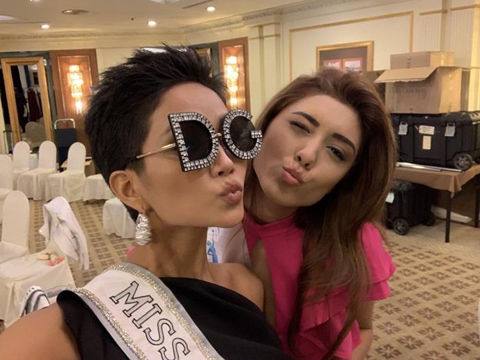 Chiều cao HHen Niê nổi bật hơn hẳn khi đọ sắc với đối thủ tóc tém và ứng viên sáng giá nhất Miss Universe 2018-9