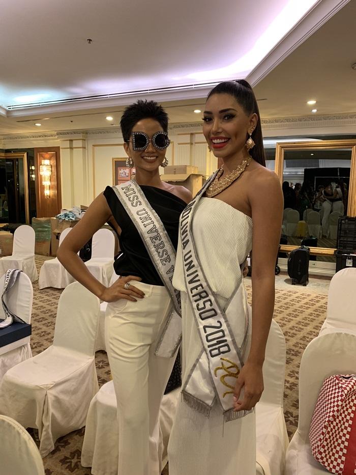 Chiều cao HHen Niê nổi bật hơn hẳn khi đọ sắc với đối thủ tóc tém và ứng viên sáng giá nhất Miss Universe 2018-7