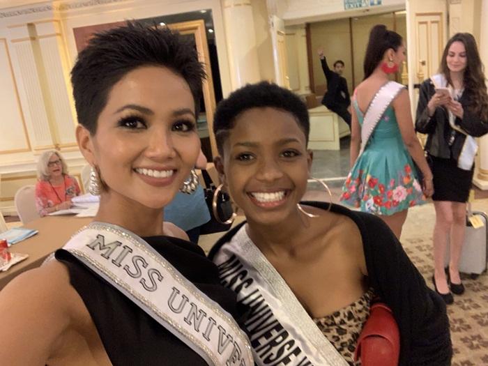 Chiều cao HHen Niê nổi bật hơn hẳn khi đọ sắc với đối thủ tóc tém và ứng viên sáng giá nhất Miss Universe 2018-2