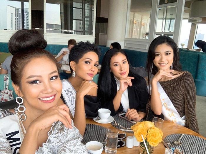 Chiều cao HHen Niê nổi bật hơn hẳn khi đọ sắc với đối thủ tóc tém và ứng viên sáng giá nhất Miss Universe 2018-10