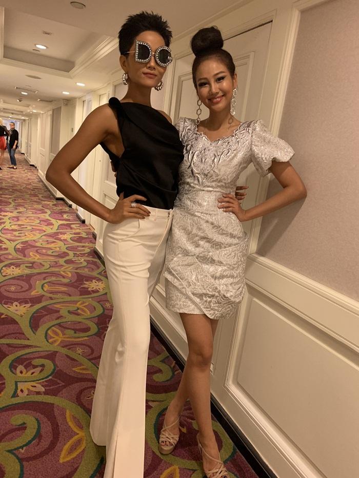 Chiều cao HHen Niê nổi bật hơn hẳn khi đọ sắc với đối thủ tóc tém và ứng viên sáng giá nhất Miss Universe 2018-4