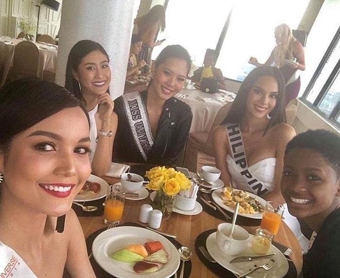 Chiều cao HHen Niê nổi bật hơn hẳn khi đọ sắc với đối thủ tóc tém và ứng viên sáng giá nhất Miss Universe 2018-12