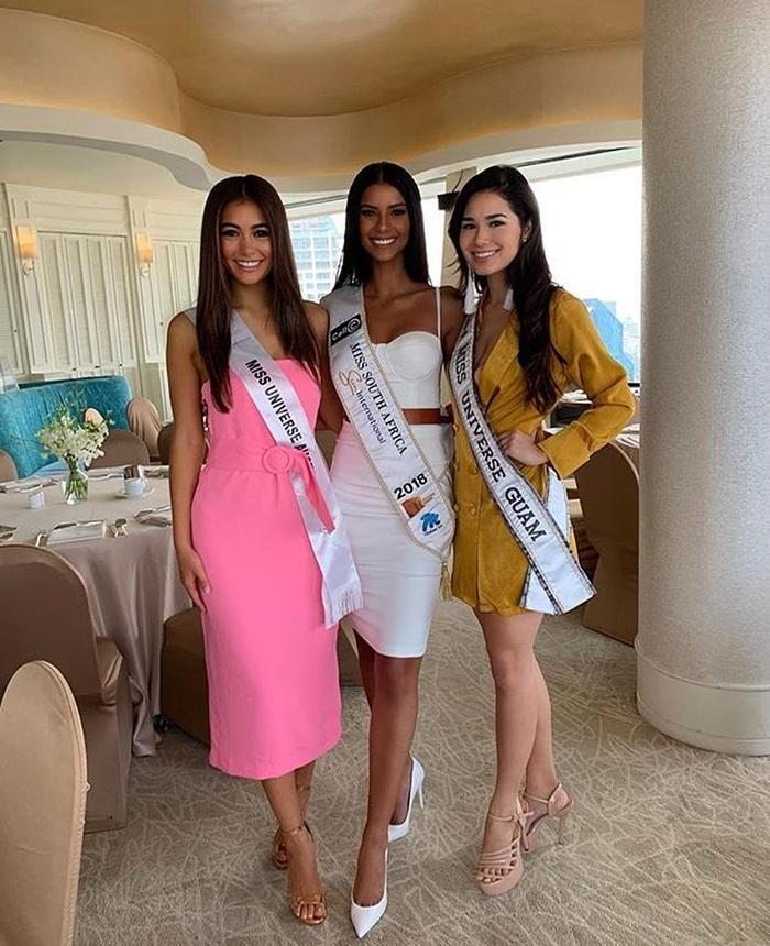 Chiều cao HHen Niê nổi bật hơn hẳn khi đọ sắc với đối thủ tóc tém và ứng viên sáng giá nhất Miss Universe 2018-15