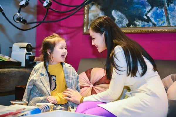 Đúng máu mẹ, con gái Maya càng lớn càng xinh đẹp đáng yêu và cực kỳ dạn dĩ trước ống kính-3