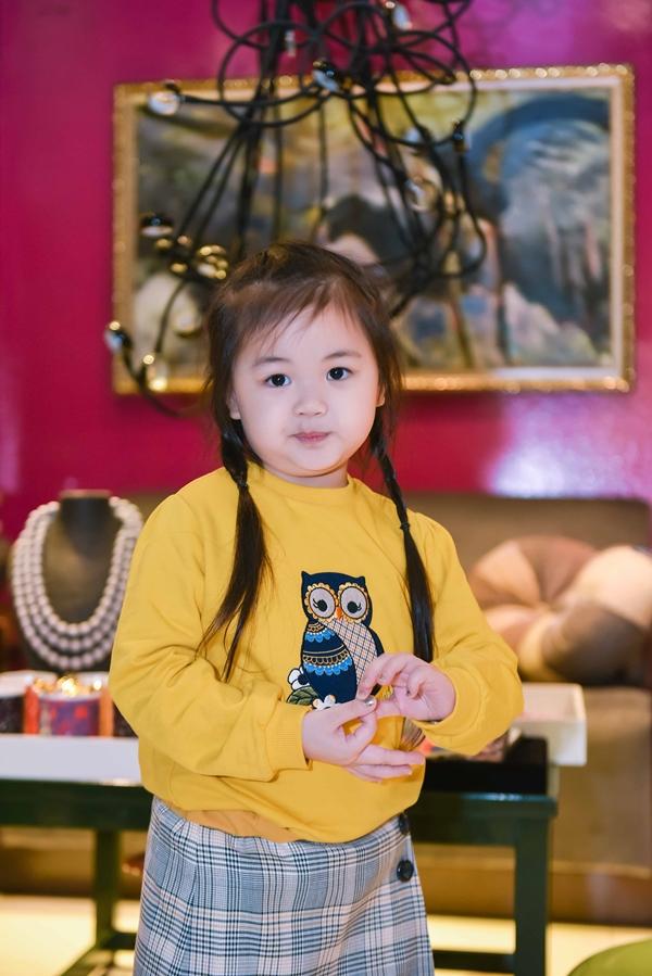 Đúng máu mẹ, con gái Maya càng lớn càng xinh đẹp đáng yêu và cực kỳ dạn dĩ trước ống kính-4