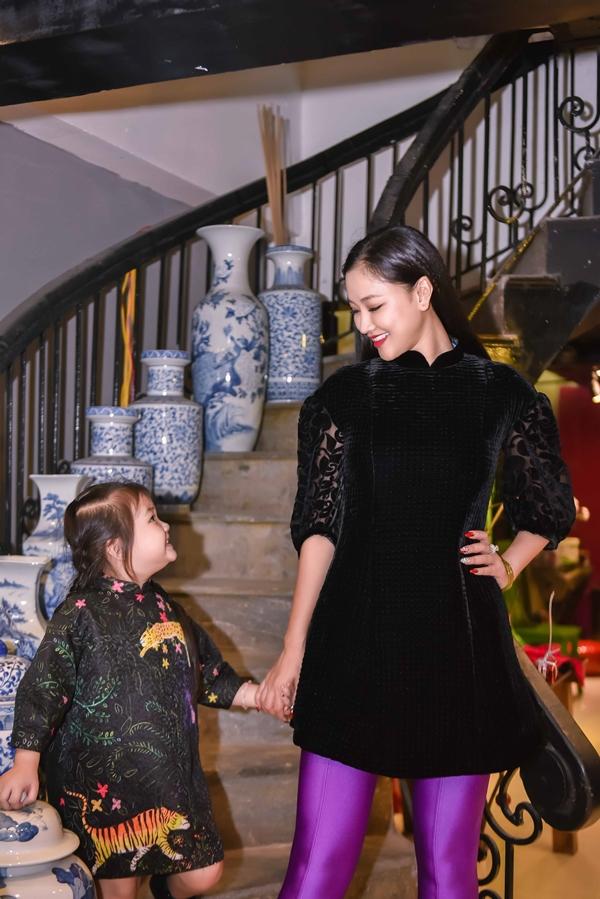 Đúng máu mẹ, con gái Maya càng lớn càng xinh đẹp đáng yêu và cực kỳ dạn dĩ trước ống kính-10