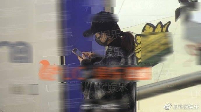 Triệu Lệ Dĩnh đi mua đồ trẻ sơ sinh, cư dân mạng hỏi bao giờ cô ấy mới thừa nhận chuyện mang thai ?!-3