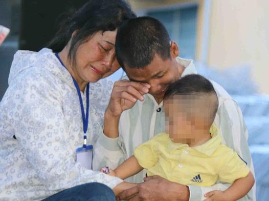 Đắk Nông: Nam phạm nhân bật khóc nức nở khi lần đầu nghe tiếng con trai