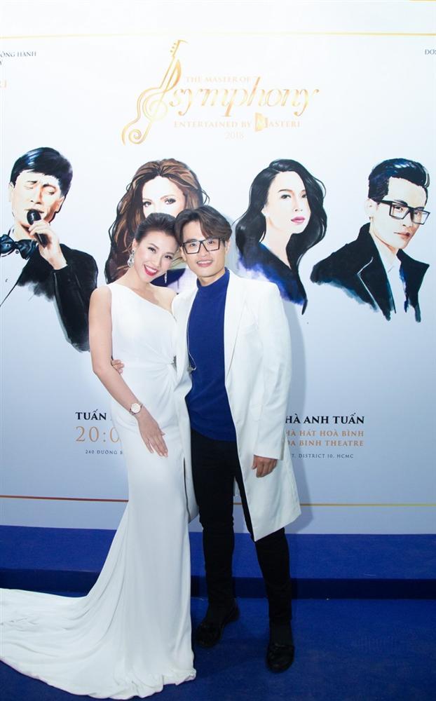 Hà Anh Tuấn - Hoàng Oanh lên đồ bắt cặp - Tiểu Vy chiều fan với gam trắng tinh khôi ĐẸP NHẤT thảm đỏ tuần qua-1