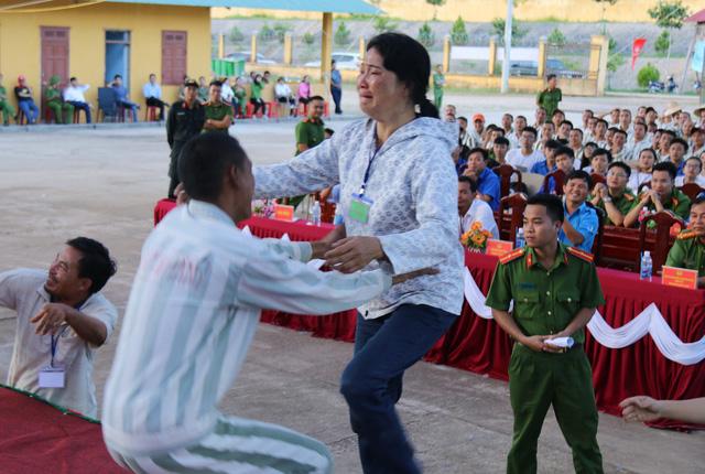 Đắk Nông: Nam phạm nhân bật khóc nức nở khi lần đầu nghe tiếng con trai-3