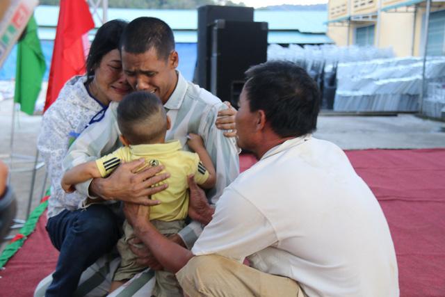 Đắk Nông: Nam phạm nhân bật khóc nức nở khi lần đầu nghe tiếng con trai-4