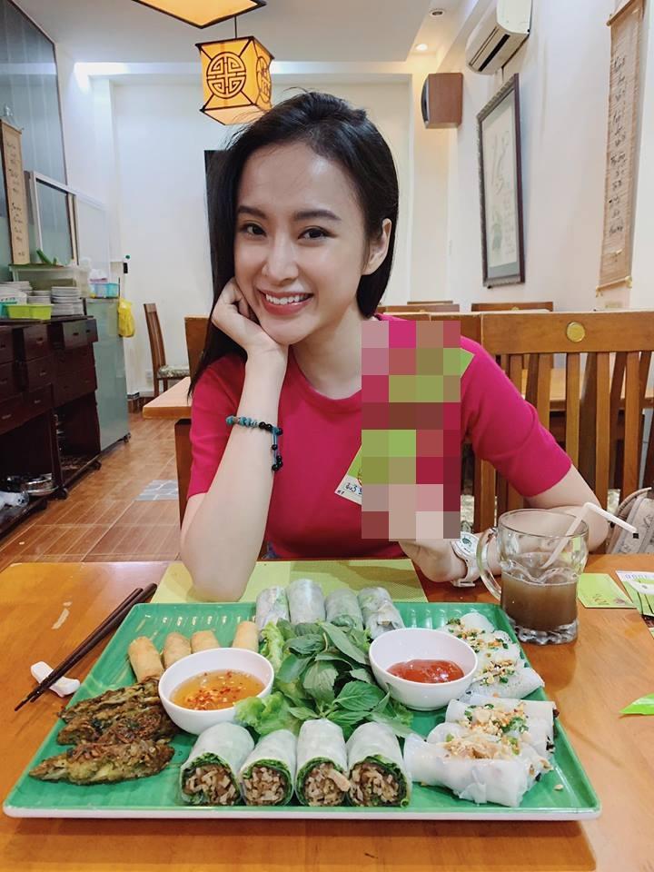 Nhã Phương tinh nghịch bên cún cưng, nhiều người tò mò về cánh tay lạ-6