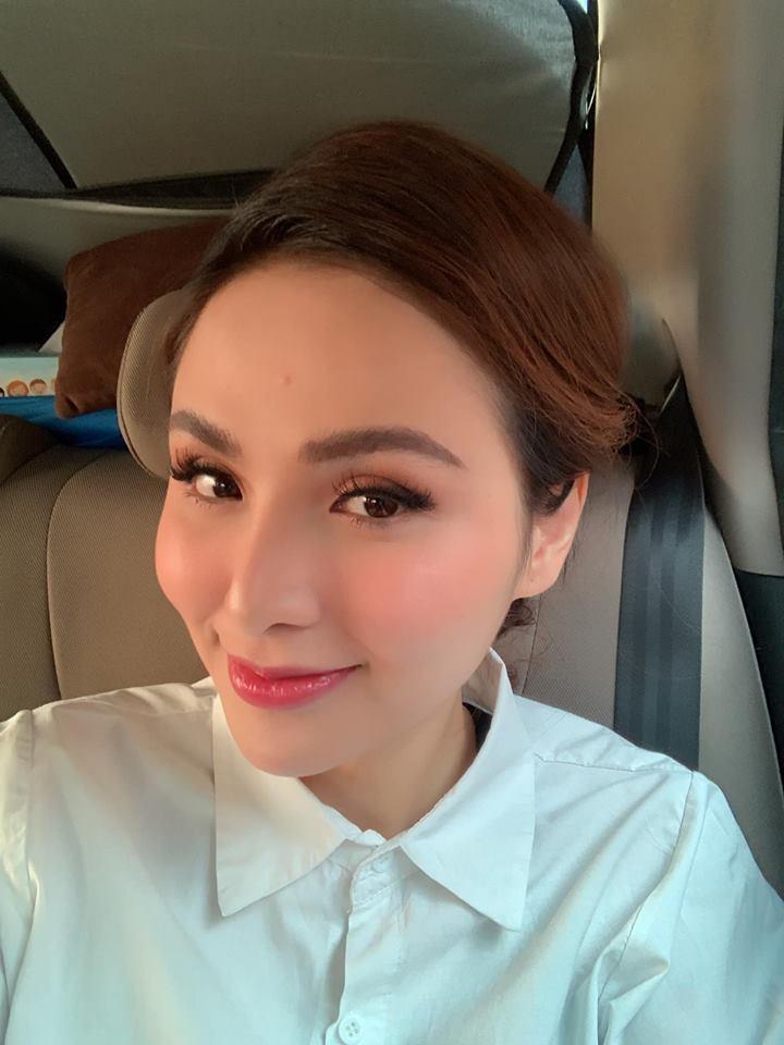 Nhã Phương tinh nghịch bên cún cưng, nhiều người tò mò về cánh tay lạ-7