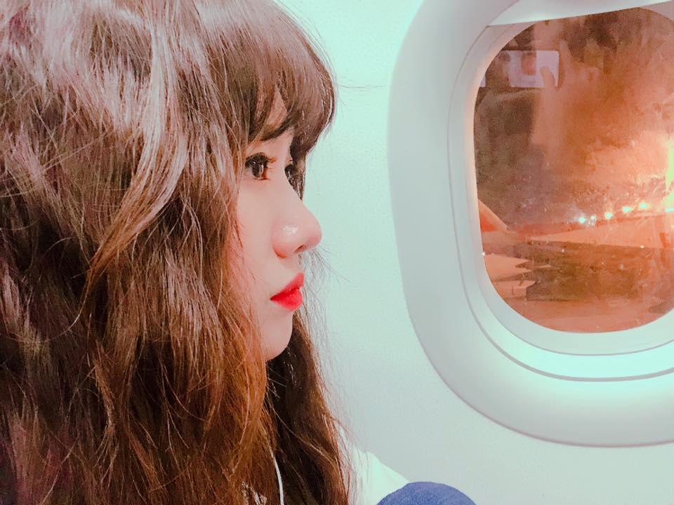 Nhã Phương tinh nghịch bên cún cưng, nhiều người tò mò về cánh tay lạ-3