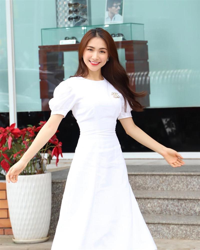 Nhã Phương tinh nghịch bên cún cưng, nhiều người tò mò về cánh tay lạ-4