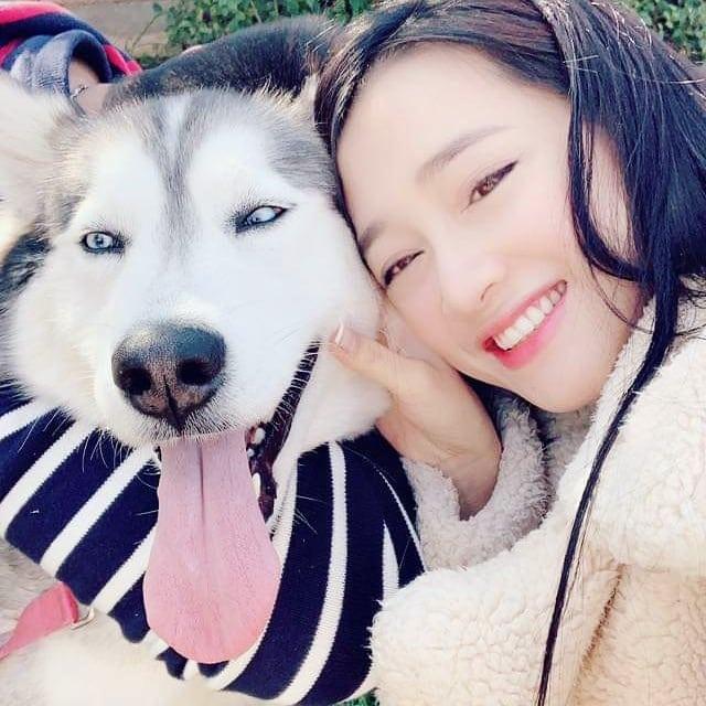 Nhã Phương tinh nghịch bên cún cưng, nhiều người tò mò về cánh tay lạ-1