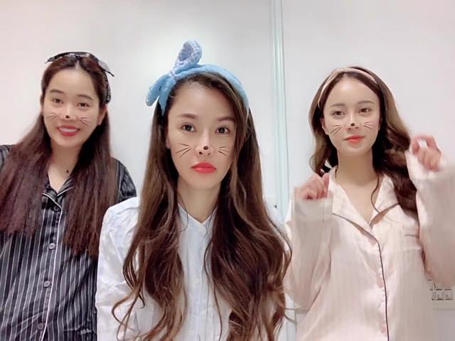 Nhã Phương tinh nghịch bên cún cưng, nhiều người tò mò về cánh tay lạ-8