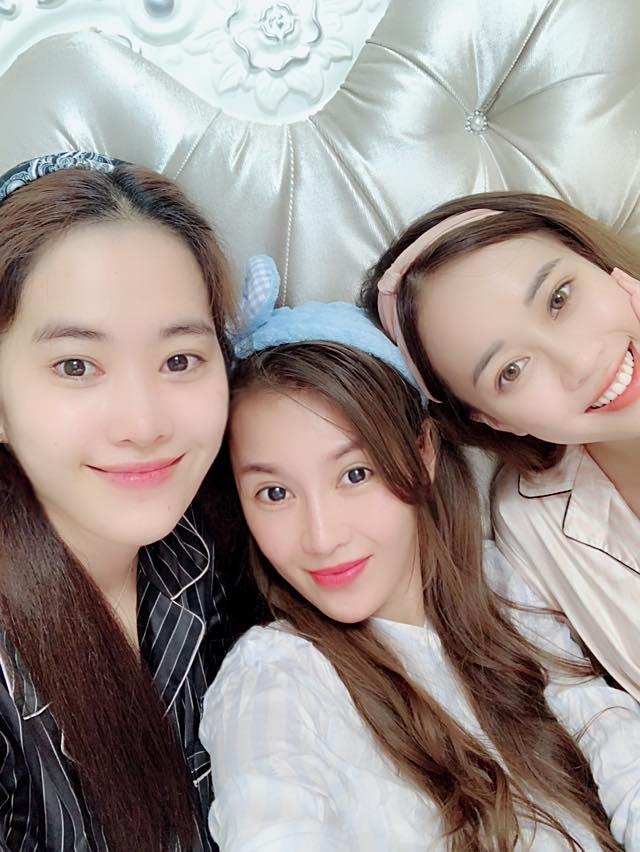 Nhã Phương tinh nghịch bên cún cưng, nhiều người tò mò về cánh tay lạ-9