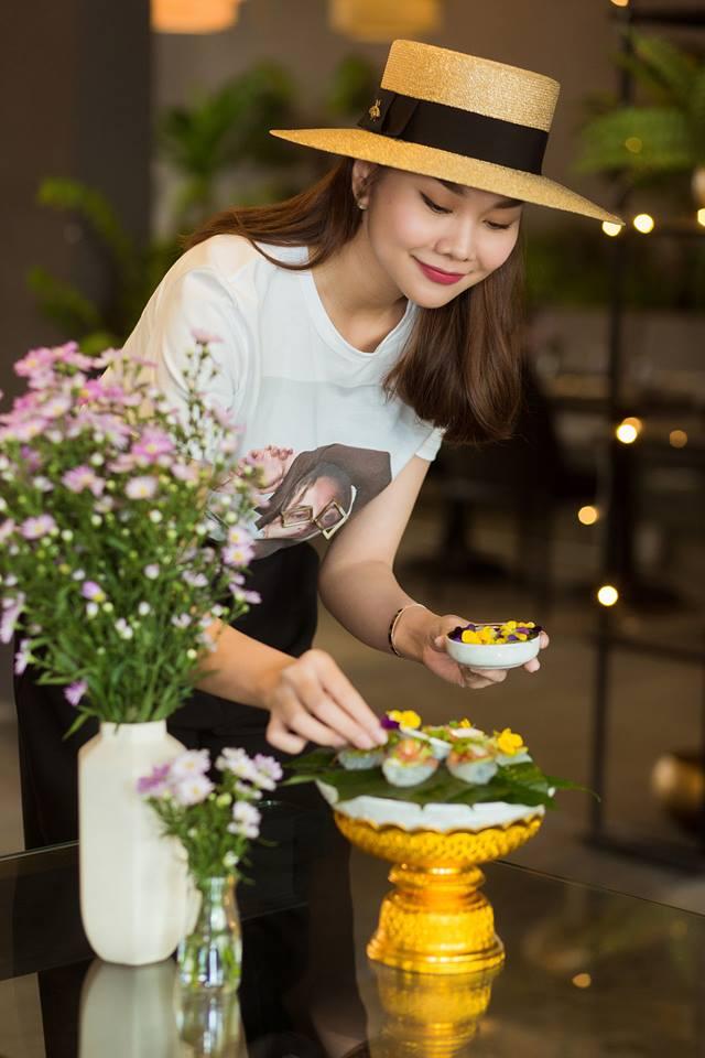 Nhã Phương tinh nghịch bên cún cưng, nhiều người tò mò về cánh tay lạ-10