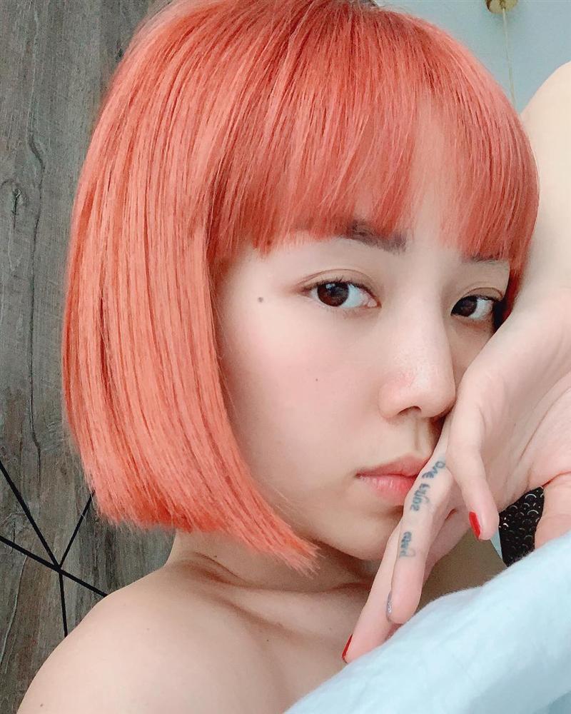 Nhã Phương tinh nghịch bên cún cưng, nhiều người tò mò về cánh tay lạ-12