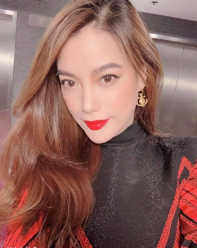 Nhã Phương tinh nghịch bên cún cưng, nhiều người tò mò về cánh tay lạ-13