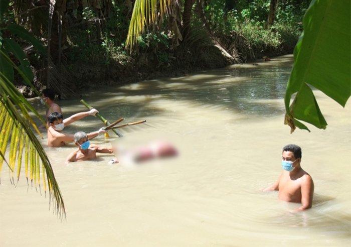 Người phụ nữ bị trói hai chân, dìm dưới mương nước bởi 5 thanh tre-1