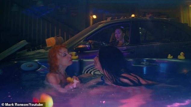 MV mới của Miley Cyrus gây tranh cãi vì hình ảnh gợi dục và dính đến tôn giáo-3