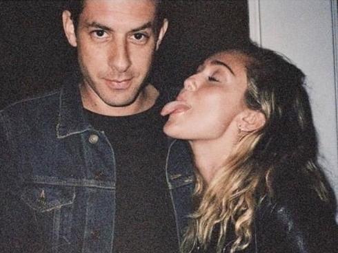 MV mới của Miley Cyrus gây tranh cãi vì hình ảnh gợi dục và dính đến tôn giáo