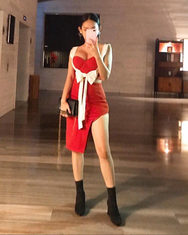 Khoe đi làm mà Thúy Vi đăng ảnh mặc nội y ren mỏng tang, vòng 1 cứng đờ-5