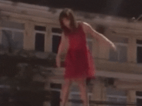 Clip shock nhất trong ngày: Cô gái mặc váy đỏ nhảy múa mất kiểm soát trên đỉnh nóc ô tô