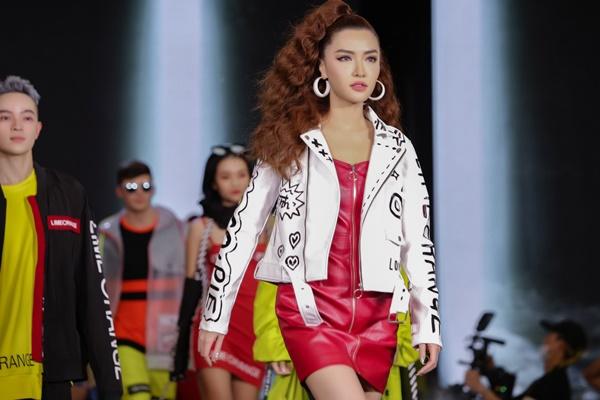 Drama queen Bích Phương chân dài miên man lần đầu hát live Chị ngả em nâng-7