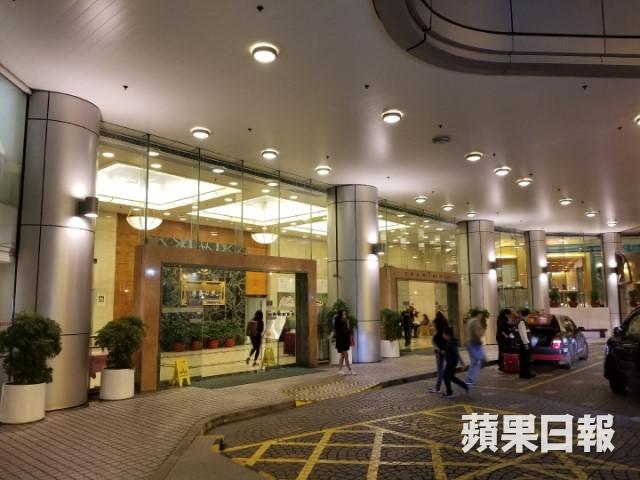 Trương Bá Chi xuất viện sau khi sinh con trai thứ ba-1