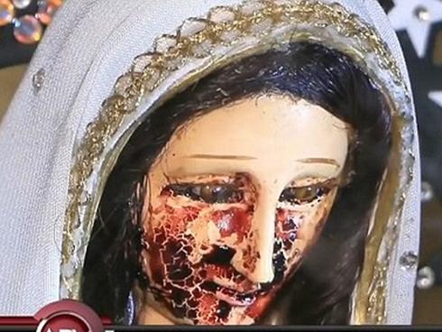 Tượng Đức mẹ Maria lại khóc ra máu ở Argentina gây xôn xao-1