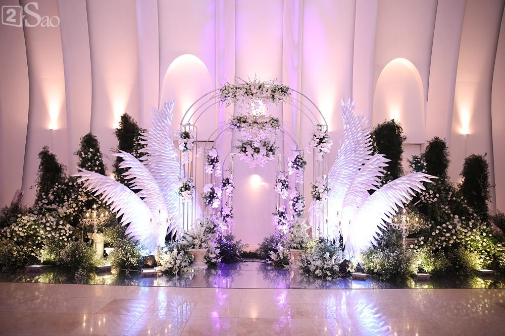 Không gian tiệc cưới vô cùng sang trọng trước giờ G-8